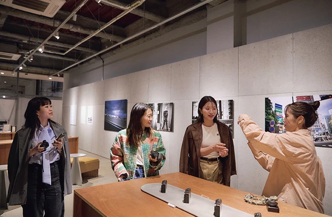 メンバーからの質問攻めにも快く答えてくださっ た森さん。会場には30年分の歴代モデルがずらり。見 ごたえ抜群の展示に写真を撮る手が止まらない!