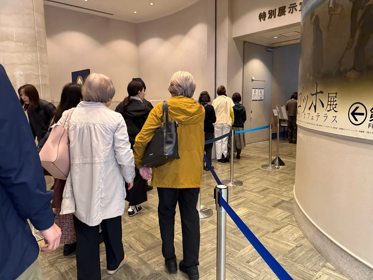 美術館内の待機列