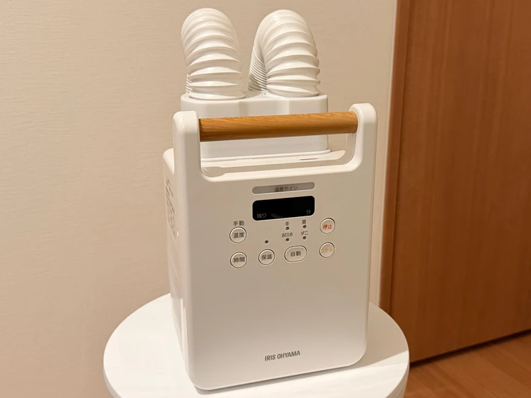 アイリスオーヤマ ふとん乾燥機 カラリエ FK-W2-Wが置かれている