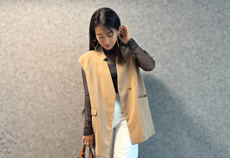 【ジレを使ったブラウンコーデ】白デニム×ブラウンTABIブーツ×シアートップスで楽しむ休日コーデ_4