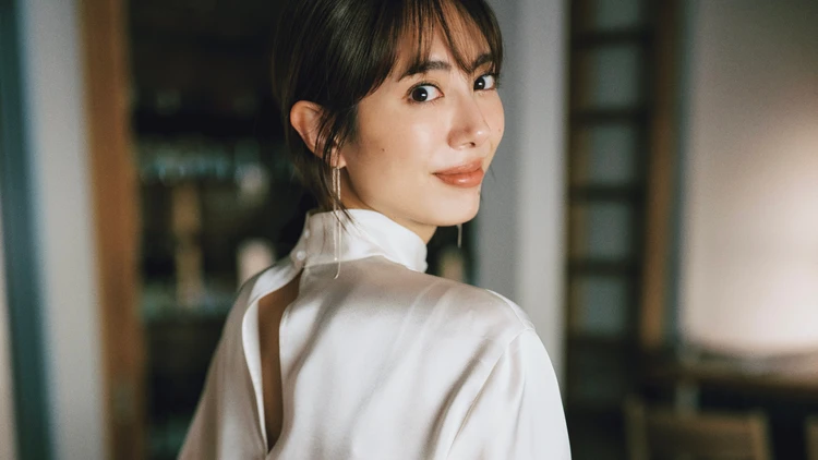 【肌見せトップスコーデ】スマートな色気は“背中”に託して【BAILA今日のコーデ】