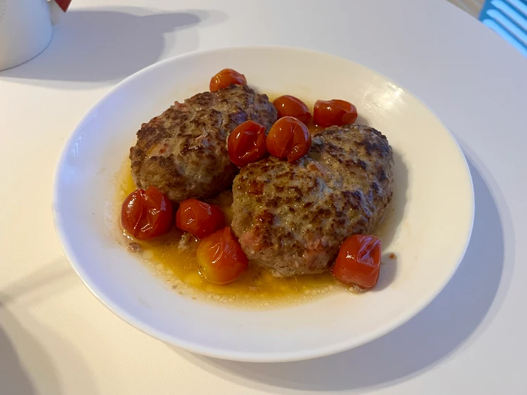 長谷川あかり　酒蒸しハンバーグ