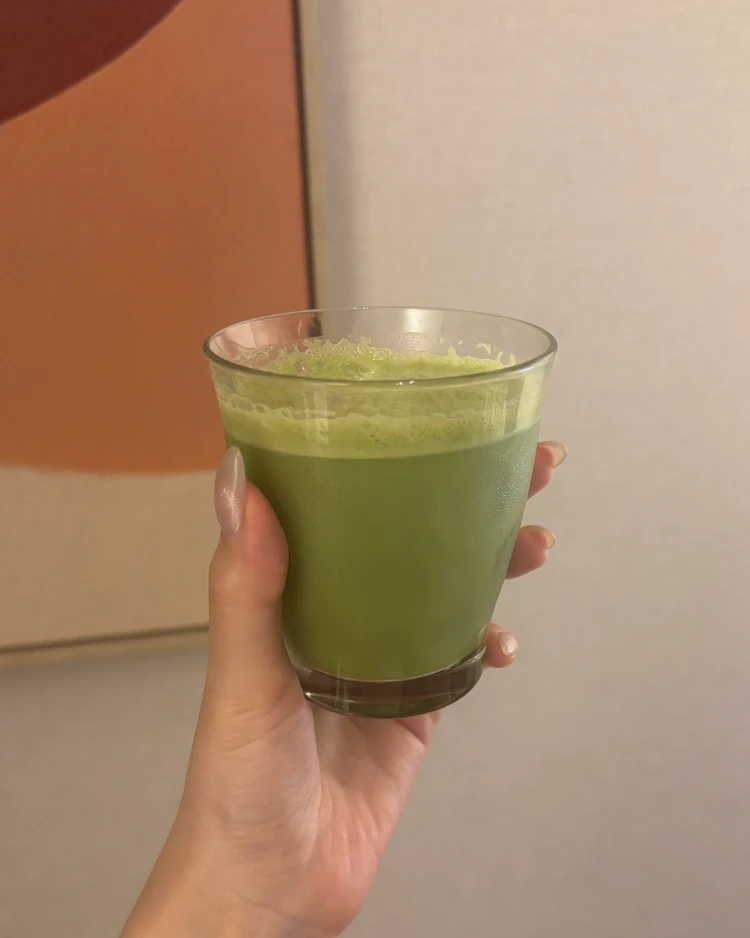 抹茶味のプロテインをグラスに入れた様子