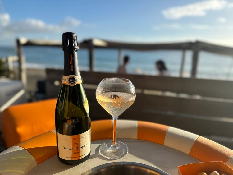 【ヴーヴ・クリコ】夏の海で楽しむ「リッチ オン アイス」!千葉のビーチクラブで過ごす大人の夏休み_6