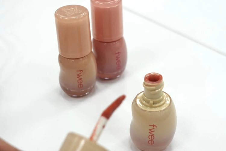 【徹底解説】日本限定色fwee(フィー)3Dボリューミンググロス_6