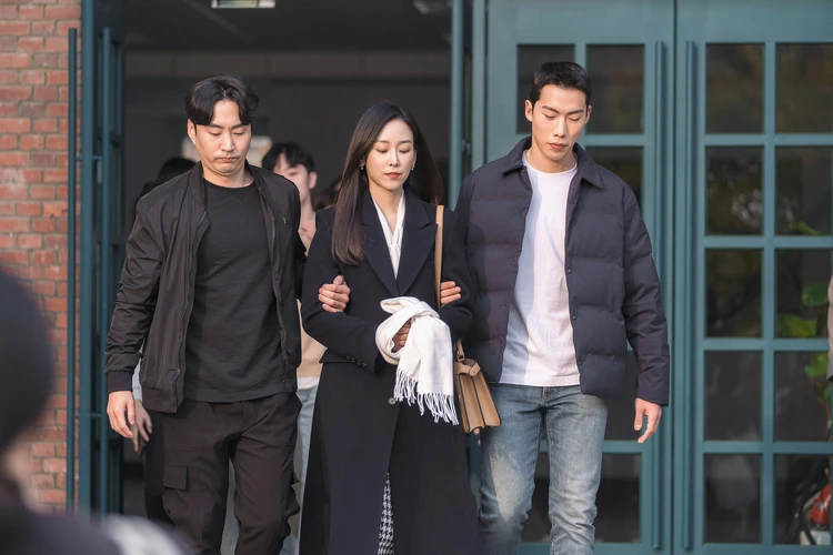 なぜオ・スジェなのか スジェ(ソ・ヒョンジン)が警察に連行されるカット