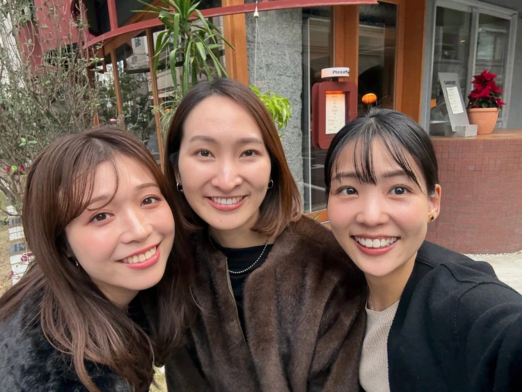 同期のスーパーバイラーズとランチしている様子