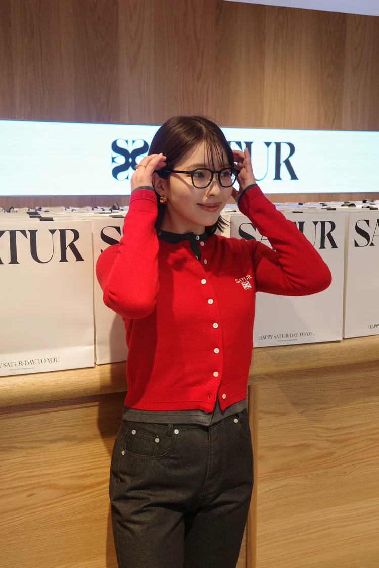 カーディガン重ね着スタイル　重ね着コーデ　ロゴカーディガン