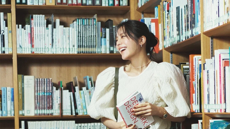 【スラックスコーデ】ゆるテーパードパンツで通勤コーデに抜け感を【BAILA今日のコーデ】