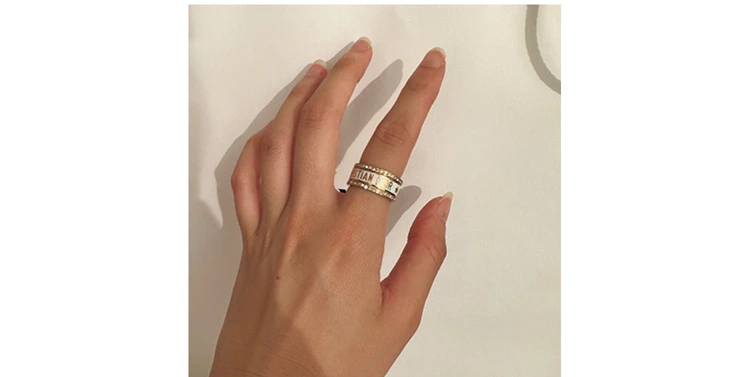 「ディオール」のロゴリングはデイリー使いにちょうどいいデザインでお気に入り。(31歳・映像制作)