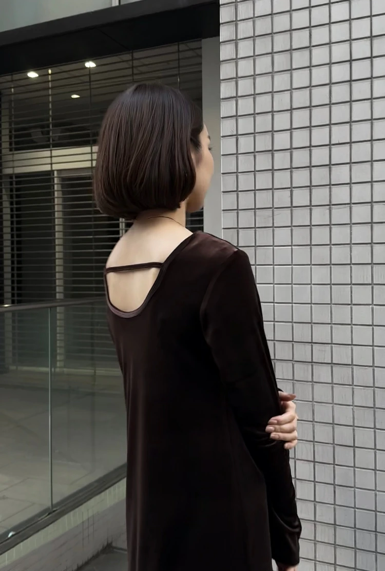 ベースメントオンライン　ブラウンベロアワンピース　バックスタイル
