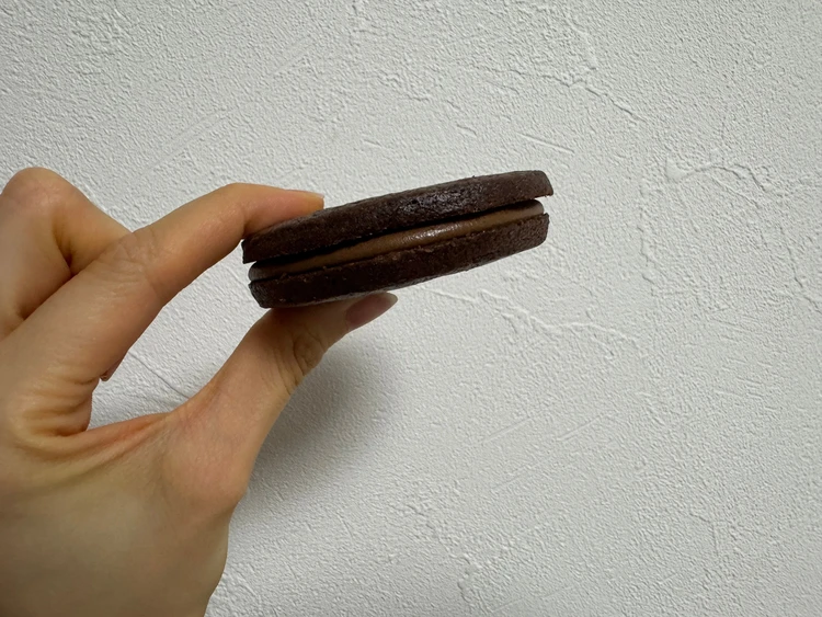 マモンエフィーユ　サブレオショコラ　ショコラサブレにサンドされたチョコクリーム