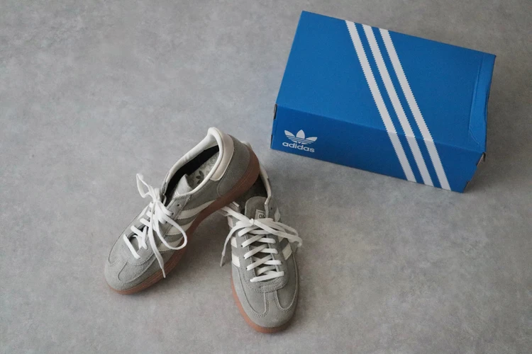 adidas アディダス　ハンドボール　スペツィアル　きれいめ　パンツ　コーデ　通勤　スニーカー