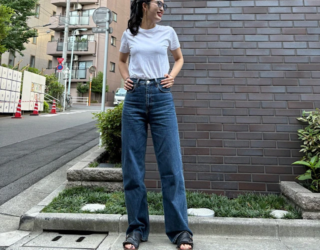 白のTシャツとmoussyのデニムを着こなすアラサー女性