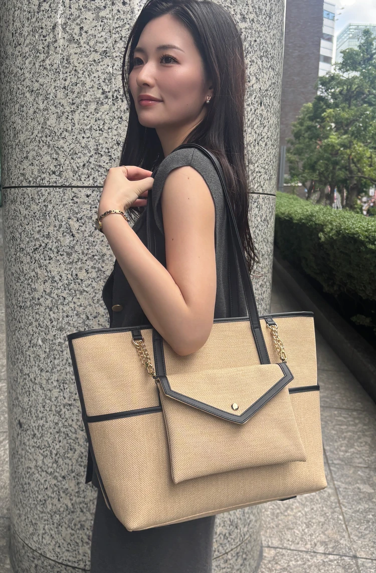 2026年春夏新作DIANA（ダイアナ）のシンプルトートBAGを肩掛けした写真