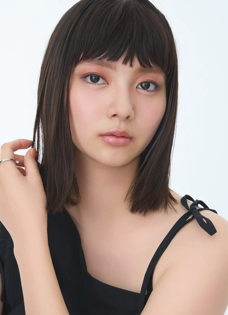 トレンドの青みピンクメイク 全体