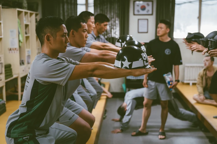 D.P. －脱走兵追跡官－：軍隊内でのしごきシーン