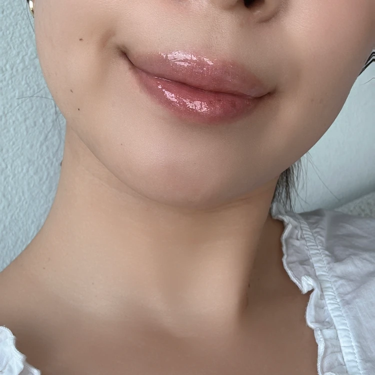 ナカオカ華香 EADEM（エアデム）のChâteau Rose リップを使用した口元メイク。ツヤ感のあるナチュラルなブラウンカラーで、抜け感のある仕上がり。