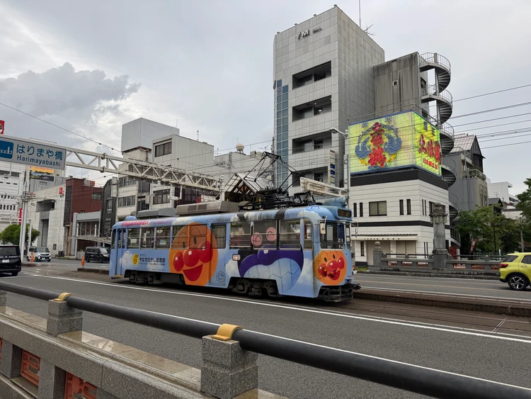 高知観光 高知旅行おすすめ 高知ドライブ 高知おすすめ 高知県内を走る路面電車 アンパンマン路面電車 仁淀川 浅尾沈下橋 四国カルスト アンパンマンミュージアム高知 香美市立やなせたかし記念館アンパンマンミュージアム 龍河洞 鍾乳洞 にこ淵 仁淀ブルー モネの庭高知 モネの庭マルモッタン 高知ドライブ