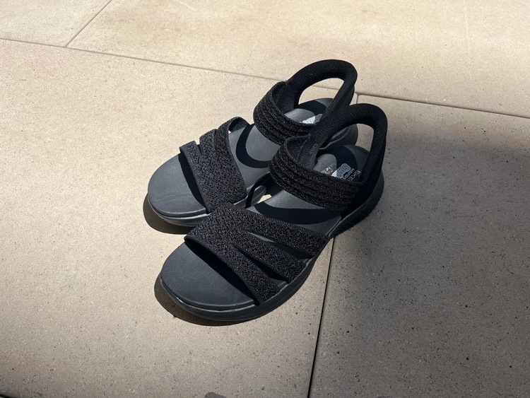 2ヶ月愛用【SKECHERS】子育て中に感動!ハンズフリーのスポサンが想像以上に快適でした!_1