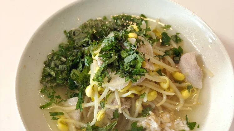 【長谷川あかりのご自愛ごはん vol.65】疲れた夜にもしみる優しい一皿「豆もやしのスープかけご飯」