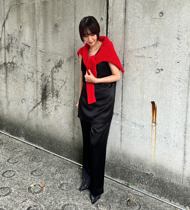 ミースロエ　サテンレイヤードノースリTOPS　プレス着用画像