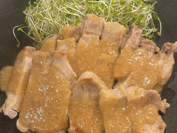 無印良品の「かんたん調理　粕漬け焼きの素」で調理された豚ロース肉