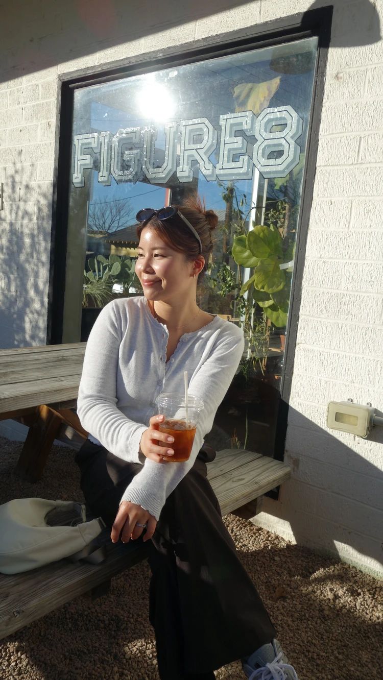 Gentle Monsterのブラウンサングラスをアクセサリー感覚で合わせたカフェコーデ。