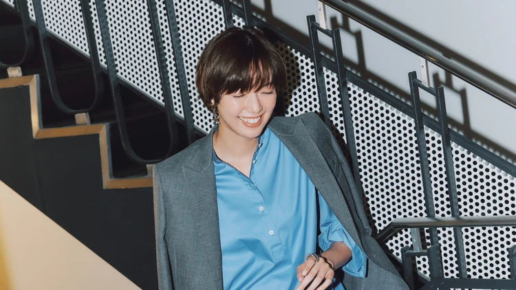 【ブルーシャツコーデ】バンドカラーでかしこまらないバランスに【BAILA今日のコーデ】