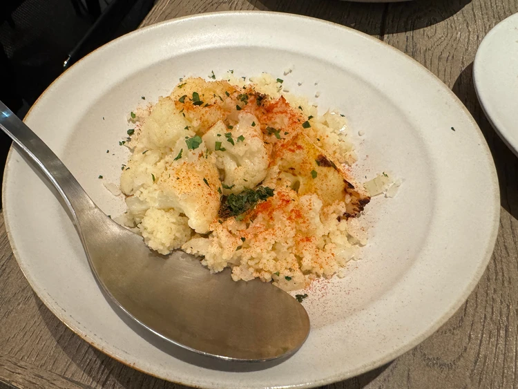 無水ベイクしたカリフラワーとクスクスのサラダ