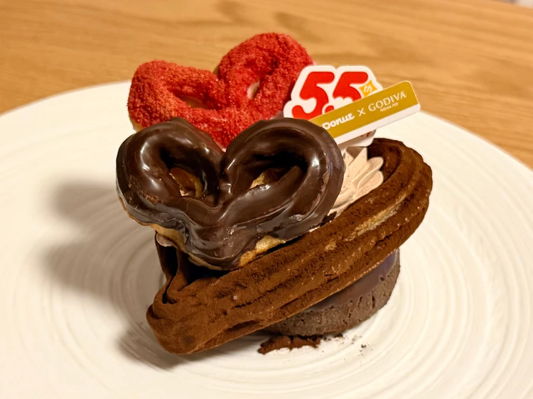 ミスドネットオーダー限定「トリオハート ショコラ＆プラリネ」の全体写真。3つのハートチュロが華やかにトッピングされている。