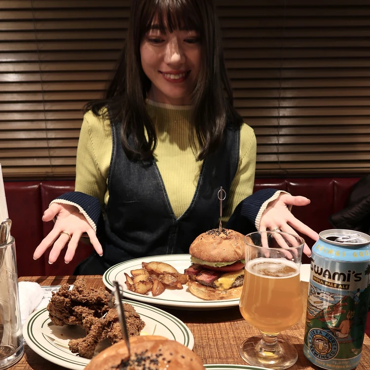 ハンバーガー、フライドポテト、ビールを食べる前の写真