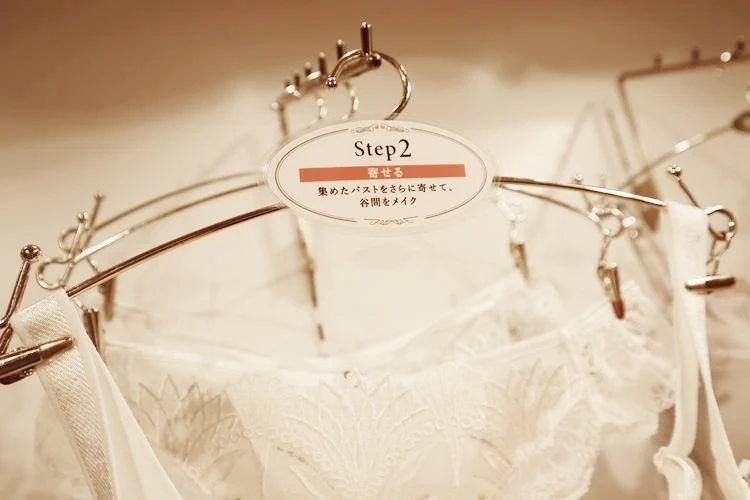 BRADELIS New York ブラデリス　ニューヨーク　表参道　フィッティング　体験　補整下着　育乳　ノンワイヤー　ワイヤー　3　ステップ　step