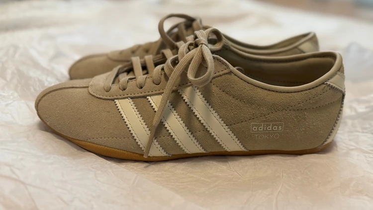 adidas TOKYO ベージュスニーカーの側面