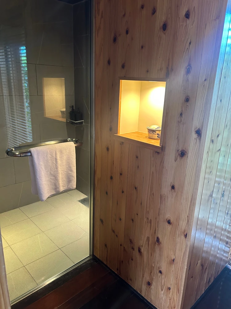 シャワールームの入り口。ガラス扉。