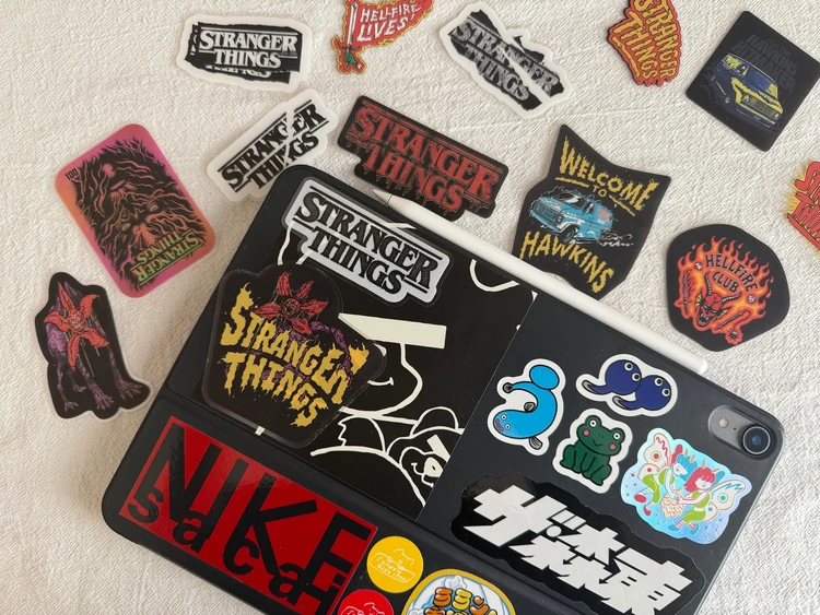 スリコ×ストレンジャーシングス ステッカーをPCに貼った様子