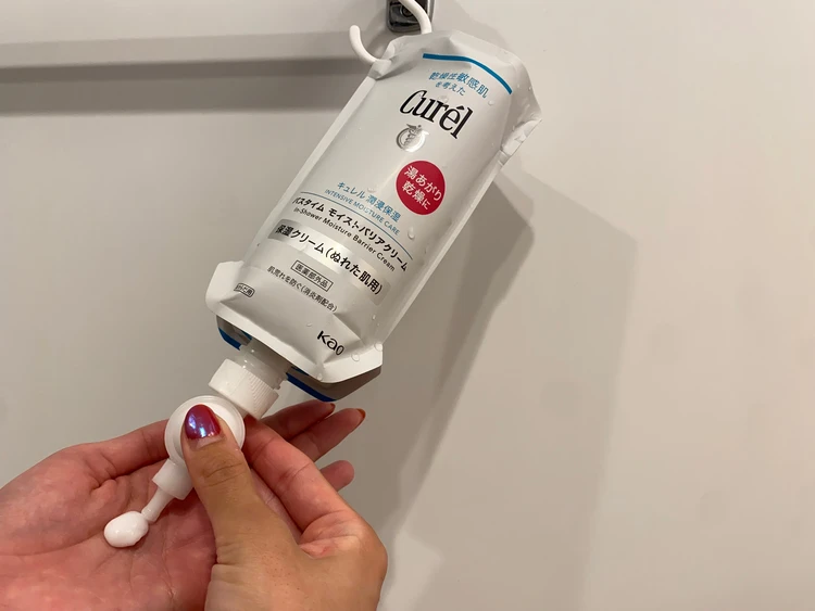 キュレル バスタイム モイストバリアクリームを手に取ってる写真