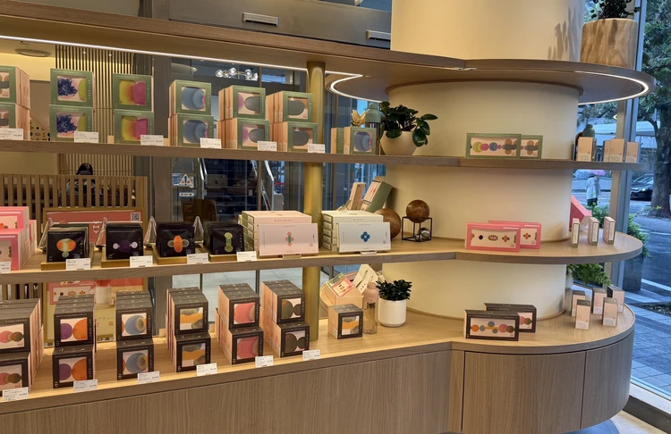 玉露専門カフェ「YMY GYOKURO TEAROOM」の明るく落ち着いた店内