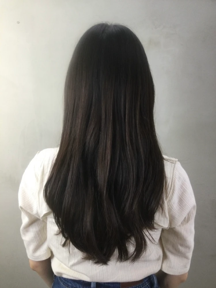 ロングヘアの女性 髪を切る前の後ろ姿 before イメチェン前