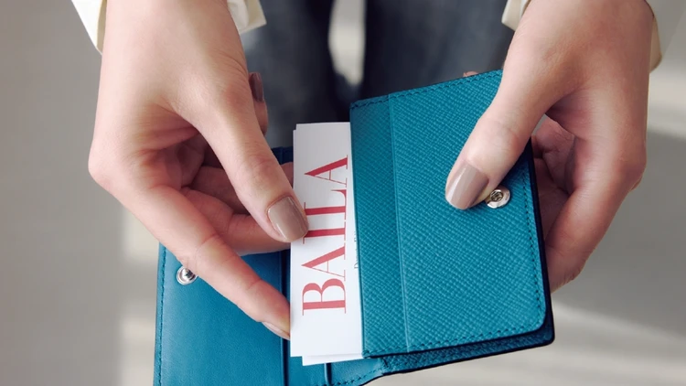 【グレージュのネイルカラー4選】肌なじみの良さと洒落感を両立して第一印象に知性をプラス