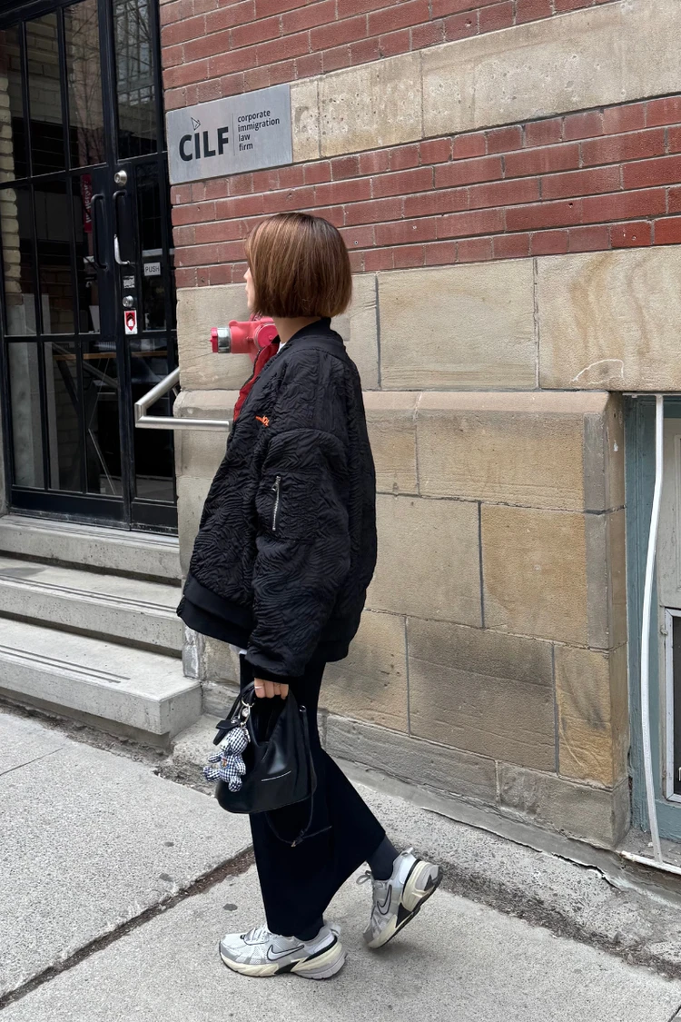 結局これしか履いてない!大人が頼る【シルバースニーカー】_3