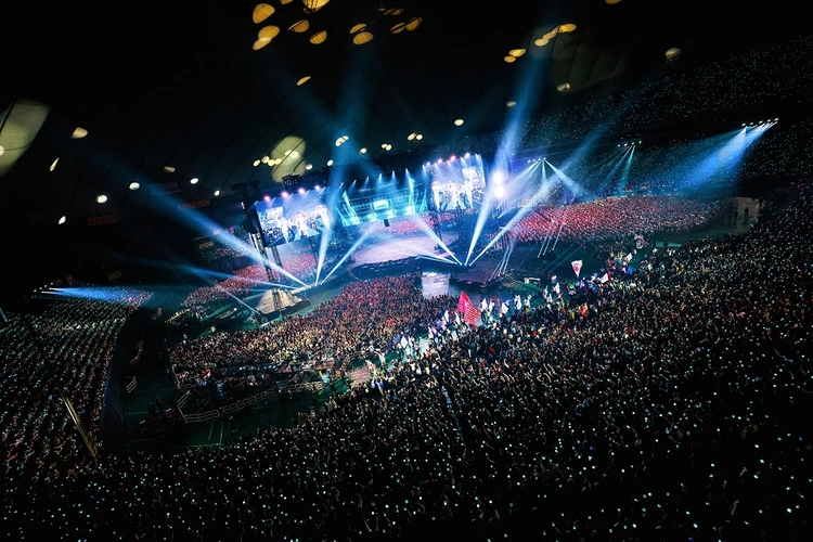 東京ドームの中心に位置する360度全方位開放型ステージ