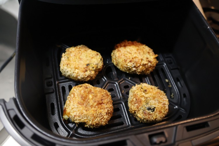 焼き上がったかぼちゃチーズコロッケ