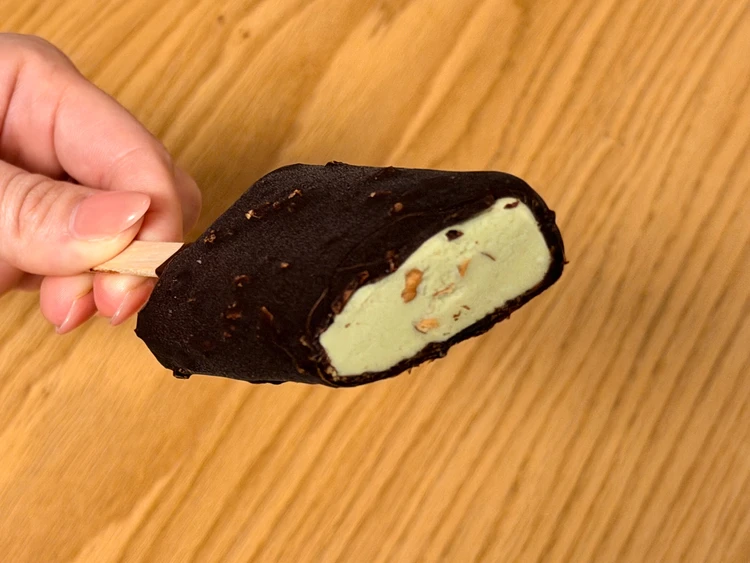 ゴディバ ドバイチョコレートバー アイスクリームをカットした断面