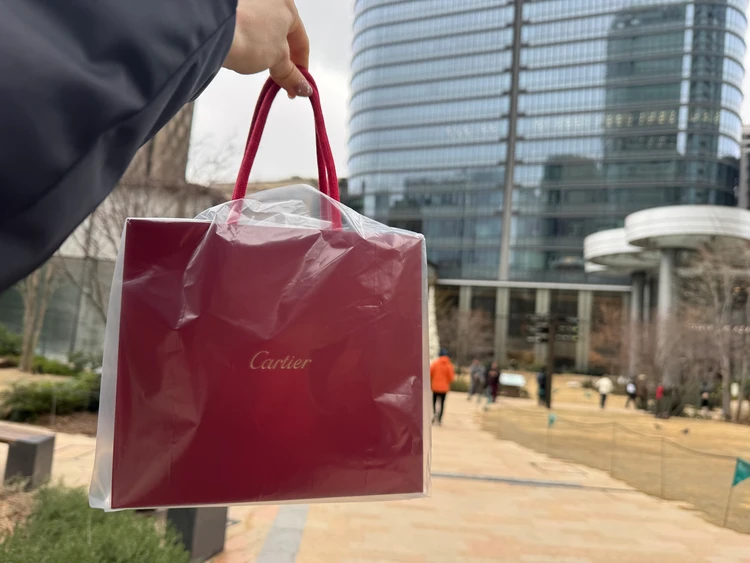 麻布台ヒルズとカルティエの紙袋　Cartier ご褒美ジュエリー　一生モノジュエリー　一生物ジュエリー　地金
