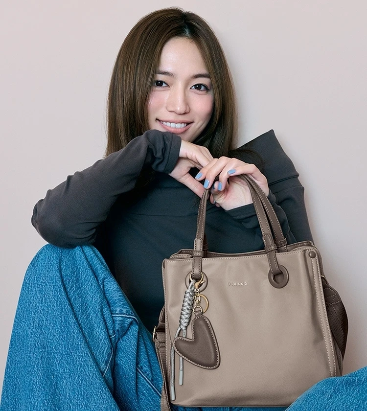 荷物が多い日も身軽でいたい日も！  川口春奈 meets 私たちの毎日にちょうどいい『フィラノ』のitバッグ
