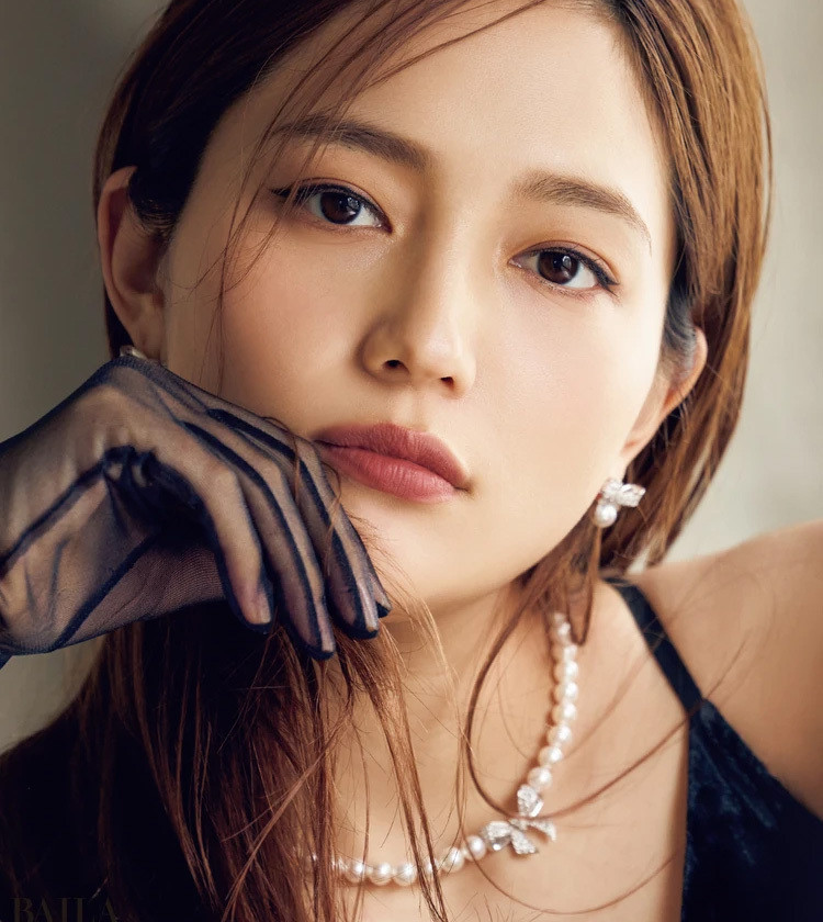 川口春奈withパールジェリー。レディに楽しむ「MIKIMOTO」、ハンサムに楽しむ「SHIHARA」
