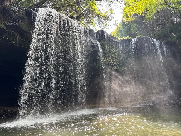 【熊本旅行】カーテンのように落ちる水と光が神秘的な「鍋ヶ滝」がおすすめ_1