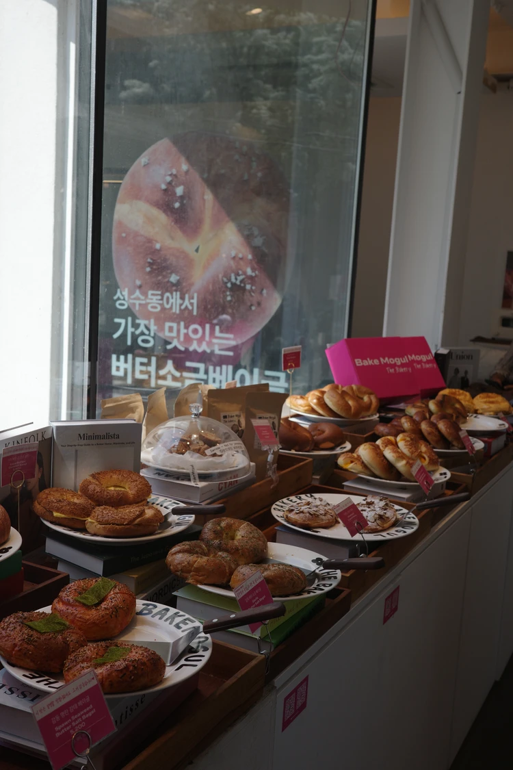 ソンス　ソウルの森　ベーカリー　Bake Mogulのピンクがかわいい店内とバターソルトベーグル