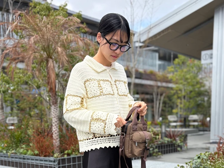 屋外でサングラスをかけた顔のアップ